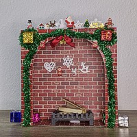 Mini Kamin mit grüner Girlande